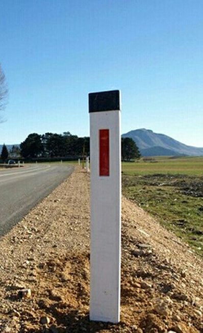 Smjerokazni stubići na putu